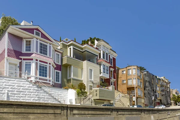 Вид на знаменитую улицу в Сан-Франциско со старыми особняками из — стоковое фото