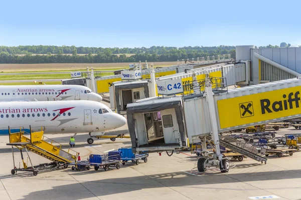 Aircrafts at boarding gate in vienna international airport Schwe — Stock Photo, Image
