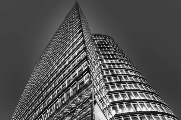 Fachada de la torre uniqa en Viena por la noche —  Fotos de Stock