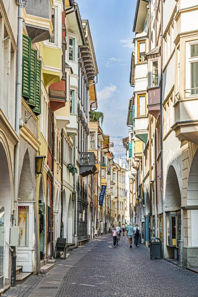 Berömda centrala shoppingmil den historiska Laubengasse i Bolzano — Stockfoto