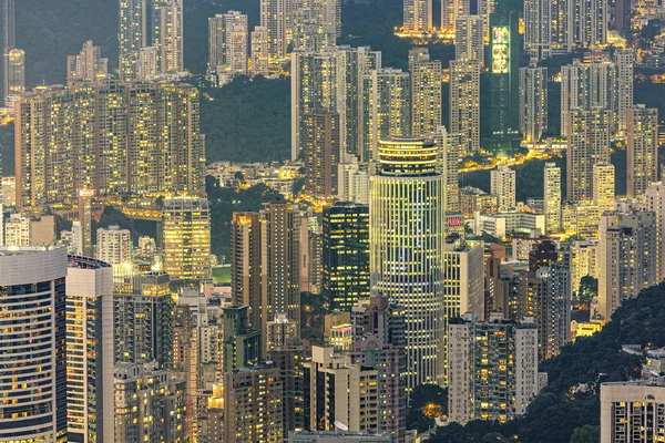 Hong Kong vista de Victoria Peak para a baía e o iluminado — Fotografia de Stock