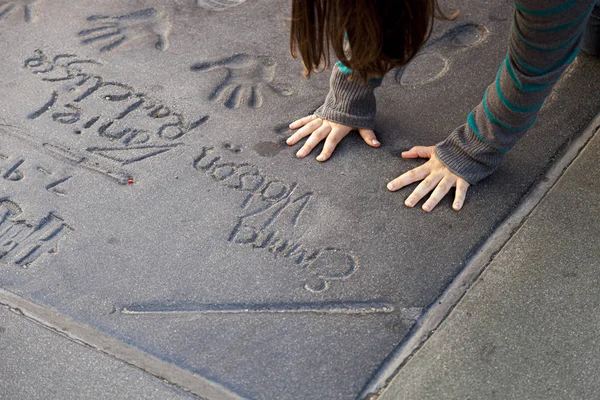 Huellas de las manos de estrellas en Hollywood en el hormigón de la Thea china — Foto de Stock