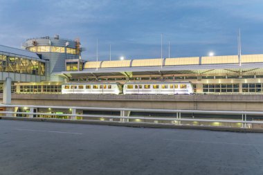 John F. Kennedy 'deki 1 ile 4 numaralı terminali birbirine bağlıyor.