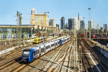 Frankfurt, Almanya 'daki merkez istasyona giriş. 35 kadar.