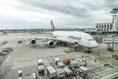 Lufthansa Airbus A380 Frankfurt 'ta intörnlüğe hazır.