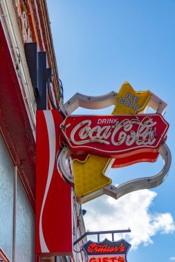 Eski Coca Cola tabelası tarihi Route 66 'daki bir restoranda.