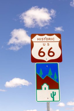 Açık mavi gökyüzü altında Route 66 işareti