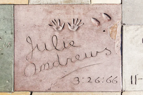 Impressões digitais de Julie Andrews na Hollywood Boulevard no concre — Fotografia de Stock