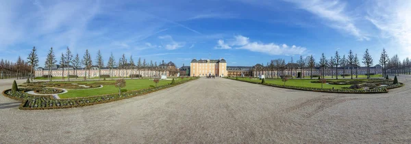 Famoso palazzo nei giardini del Palazzo Schwetzingen. È il più grande — Foto Stock