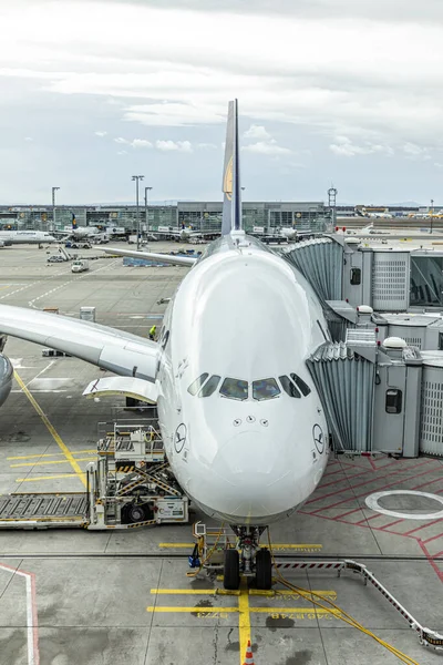 Lufthansa Airbus A380 está listo para embarcar en Frankfurt internat —  Fotos de Stock