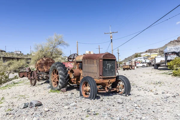 Старий гнилий трактор Mc Cormic-Deering уздовж історичного Rout — стокове фото