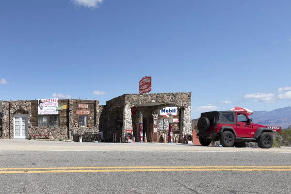 Old historic petrol station at Route 66 lunder clear blue sky in — Stock Photo, Image