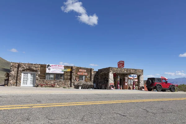 Old historic petrol station at Route 66 lunder clear blue sky in — Stock Photo, Image