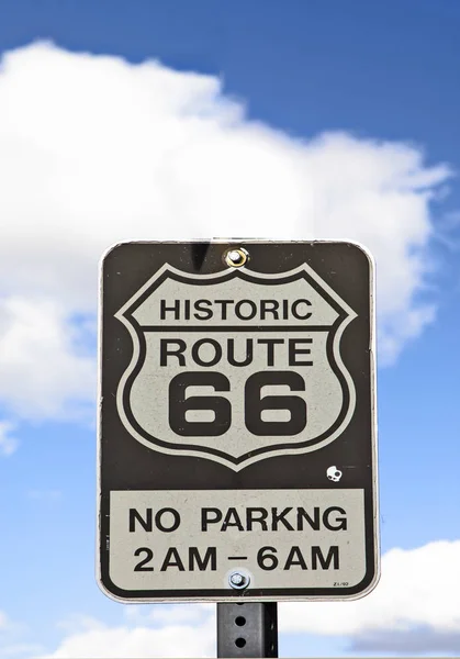 Route 66 znak pod jasnym błękitne niebo — Zdjęcie stockowe