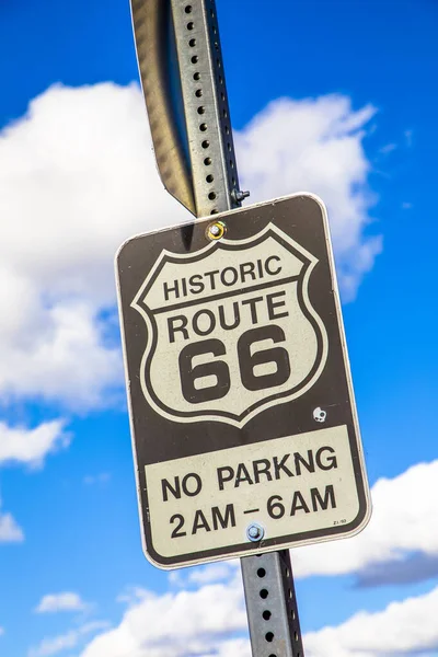 Route 66 skylt under klarblå himmel — Stockfoto