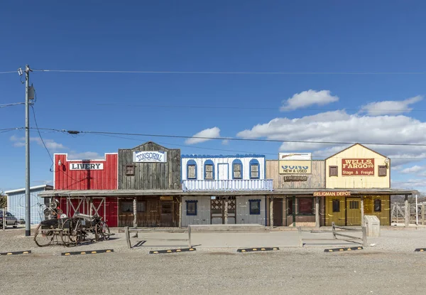 Blick auf historische Wildwestfassade mit Farbgebung und Tonsorium von d — Stockfoto