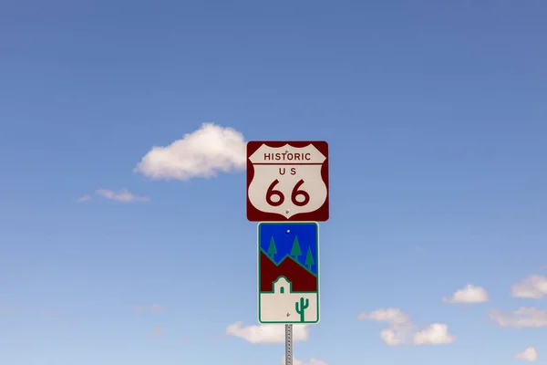 Route 66 Schild unter klarem blauen Himmel — Stockfoto