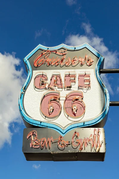 Trasa 66 kawiarnia neon znak dla baru i grill pod jasnym błękitnym niebem — Zdjęcie stockowe