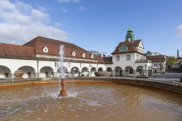 La fuente en el llamado "Sprudelhof" en Bad Nauheim, Germa —  Fotos de Stock