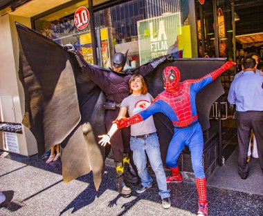 Turistler, Batman ve Örümcek Adam 'la birlikte ünlü bir fotoğraf için poz veriyorlar.