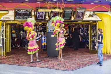 Bar kızları turistleri animasyonla FR 'daki kumarhaneye sokmaya çalışıyorlar.