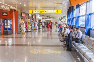 İnsanlar yeni terminalde Viyana 'da, Schwechart' ta yürüyor.