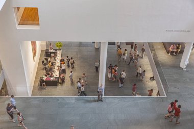 Modern Sanatlar Müzesi 'nin içindeki insanlar. Moma koleksiyonu... 