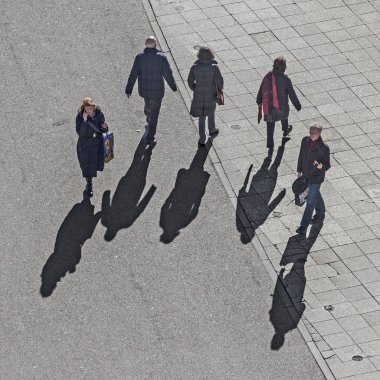  gün ortasında, zeil boyunca insanlar yürüyüş