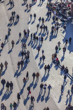  gün ortasında, zeil boyunca insanlar yürüyüş