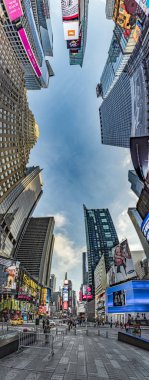 Haberlerin neon reklamları, markalar ve sinemalar