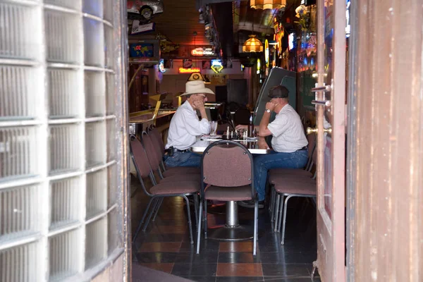 Dos hombres jugando ajedrez en un bar en el centro del desierto — Foto de Stock