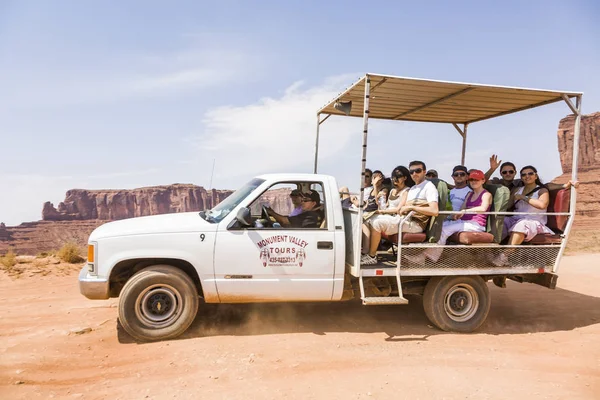 Navajo yerlileri tarafından kullanılan kamyonlar V Anıtı 'nda turistlere rehberlik ediyor. — Stok fotoğraf