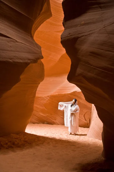 En japansk sångare uppträder i den berömda slot canyon i Page, Us — Stockfoto