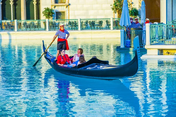 Venetië Thema Venetiaans met Gondel op het water en Caesars Casino — Stockfoto