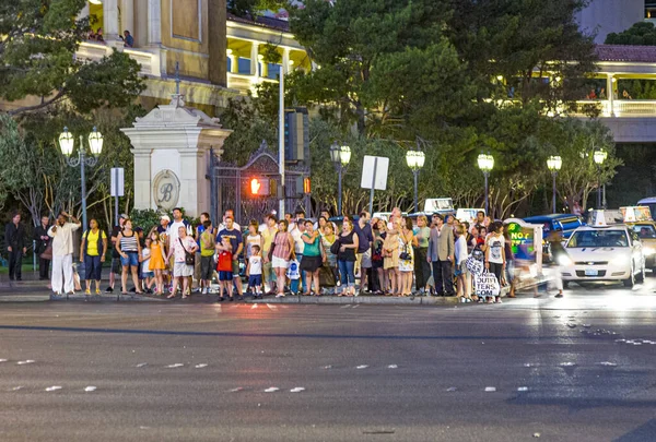 Pedestrians wait at the Strip in Las Vegas for green light to cr — Stock Photo, Image