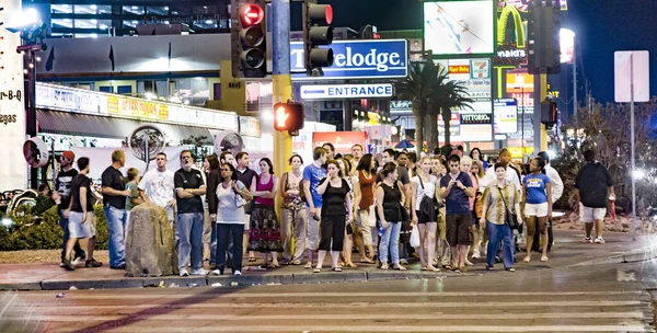 Peatones esperan en el Strip de Las Vegas la luz verde para cr —  Fotos de Stock