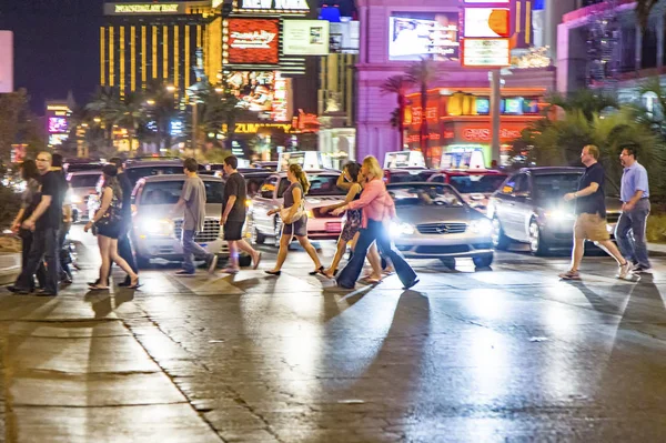 Pedestres atravessando a Strip em Las Vegas em um cros pedestre — Fotografia de Stock