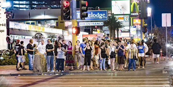 Piétons attendent au Strip à Las Vegas pour le feu vert pour cr — Photo