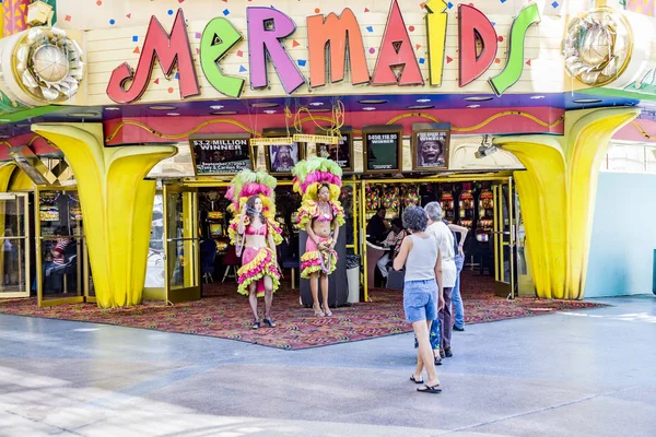 Les filles de bar essaient d'attirer les touristes par l'animation dans le casino en Fr — Photo