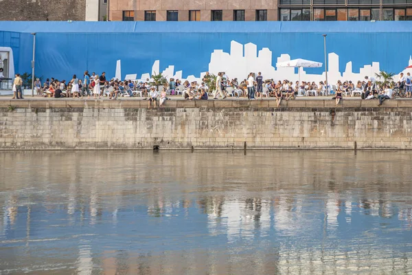 Les gens eonjoy la plage tel aviv au canal intérieur du Danube à vi — Photo