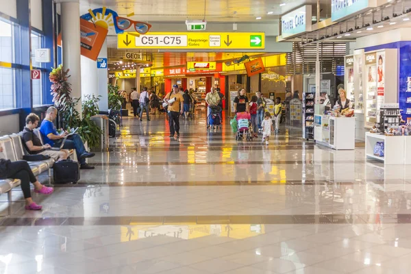 People walk at the airport Vienna, Schwechart in the new termina — Stock Photo, Image