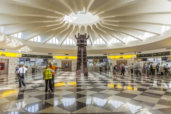 Personas caminan en el aeropuerto de Viena, Schwechart en el nuevo final —  Fotos de Stock