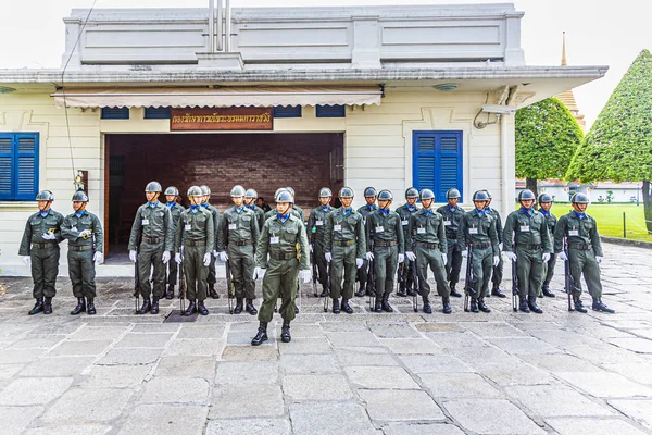 Parade van de koningen Guards, in het Grand Palace, Guards zijn cont — Stockfoto