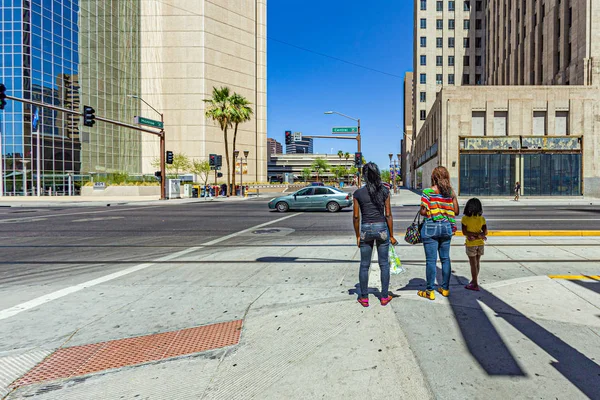 New modern skyscraper in downtown Phoenix, USA with people cross — Stock Photo, Image