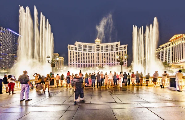 Les gens regardent le célèbre Bellagio Hôtel avec des jeux d'eau à Las Vegas — Photo