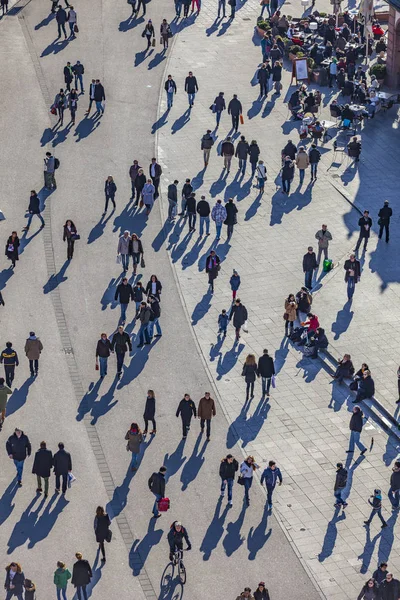 Menschen laufen mittags an der Zeil entlang — Stockfoto