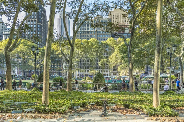 Mensen rusten in het Bryant Park downtown Manhattan, New York — Stockfoto
