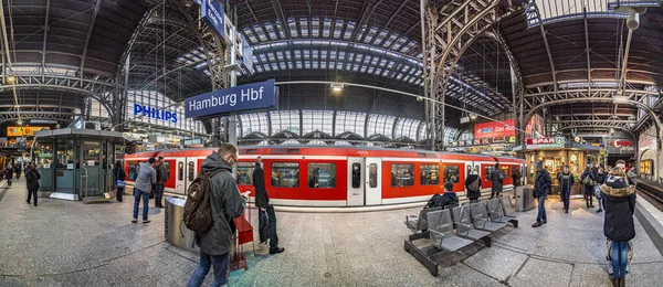 As pessoas de manhã esperam pelo trem na estação central — Fotografia de Stock