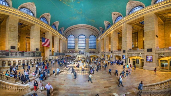Commuters and tourists in the grand central station in New York, — Stock Photo, Image