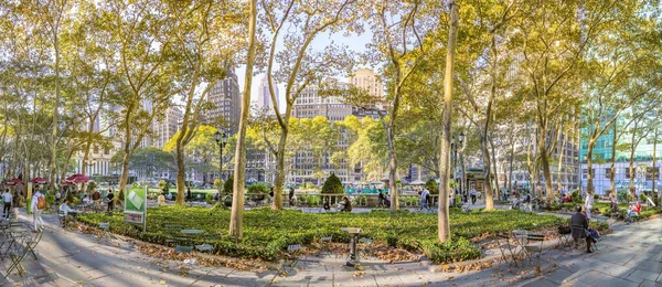 Ludzie odpoczywają w Bryant Park na Manhattanie, Nowy Jork — Zdjęcie stockowe